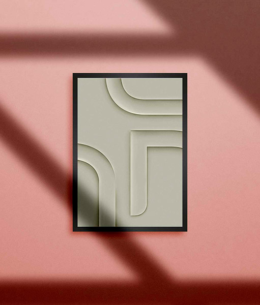 affiche encadrée sur un mur vieux rose avec ombres et lumières