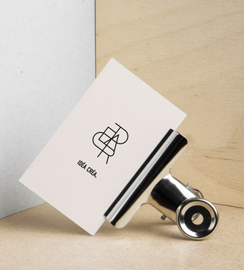 une brochure ouverte montrant une mise en page et un eillustration