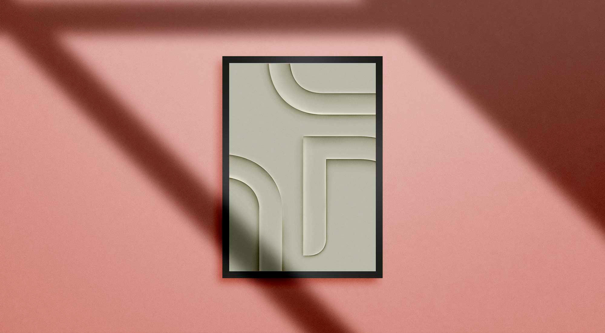 affiche encadrée sur un mur vieux rose avec ombres et lumières