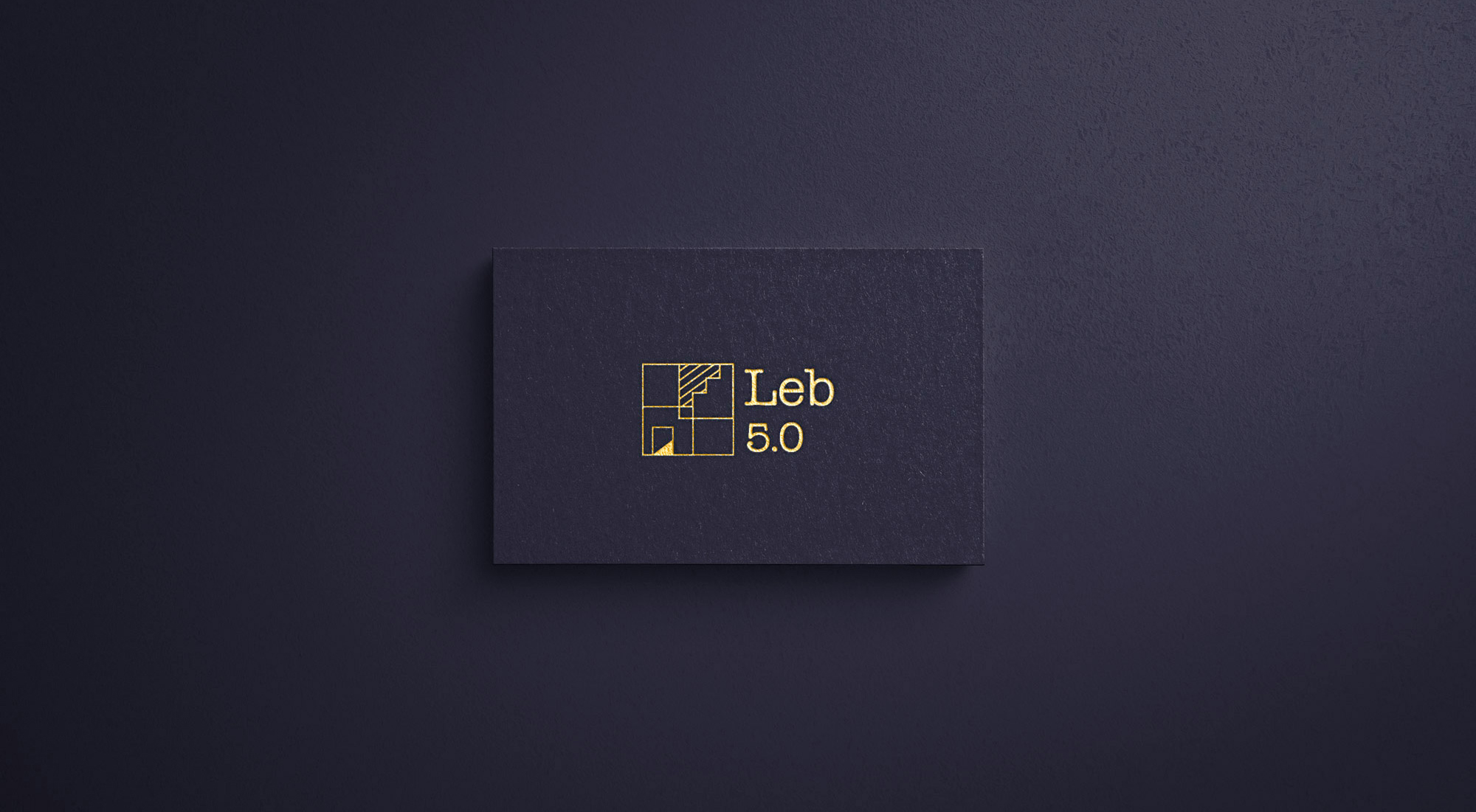 présentation du logo doré sur un carte de visite bleu foncé, sur un fond bleu foncé